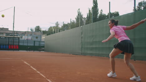 Sportliche-Frau,-Die-An-Einem-Sonnigen-Tag-Draußen-Auf-Dem-Tennisplatz-Profi-Tennis-Spielt.